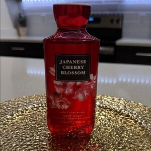 Bath & Body Works Japanese Cherry Blossom Body Wash - Red